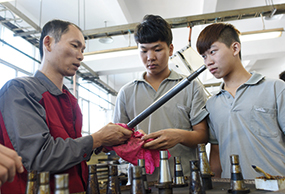 Workers in China during training (photo)
